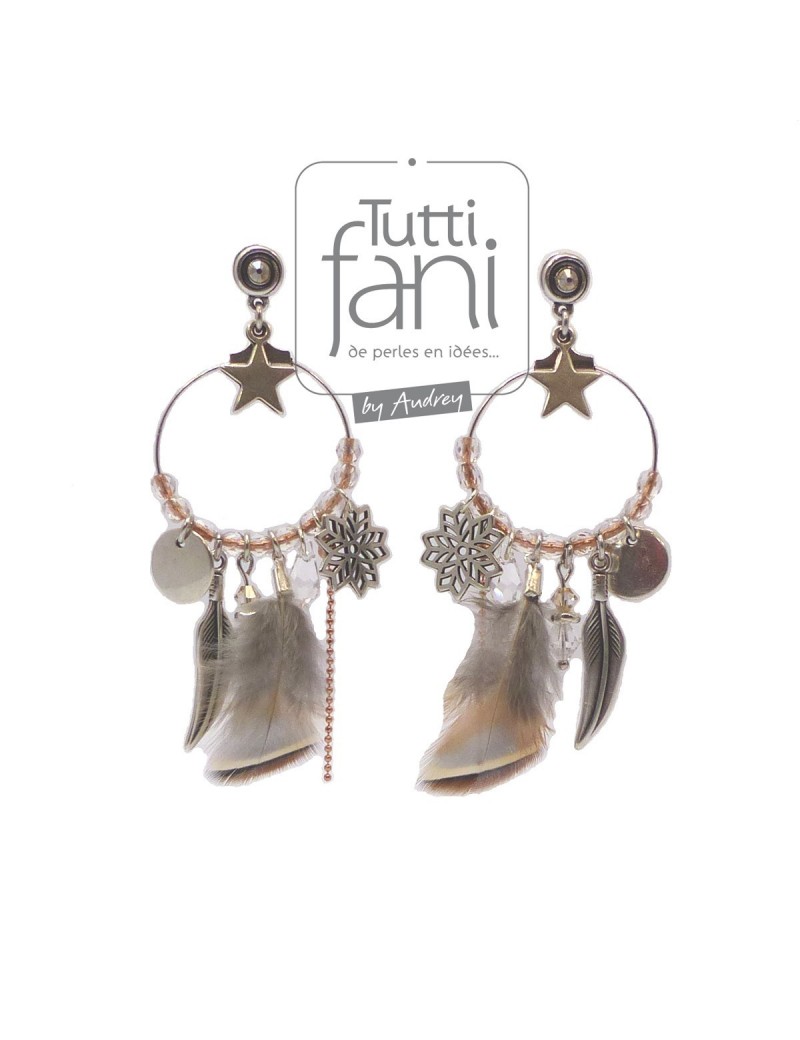 Boucles d'oreilles anneaux, plumes et breloques