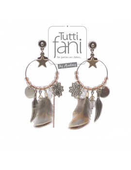 Boucles d'oreilles anneaux, plumes et breloques