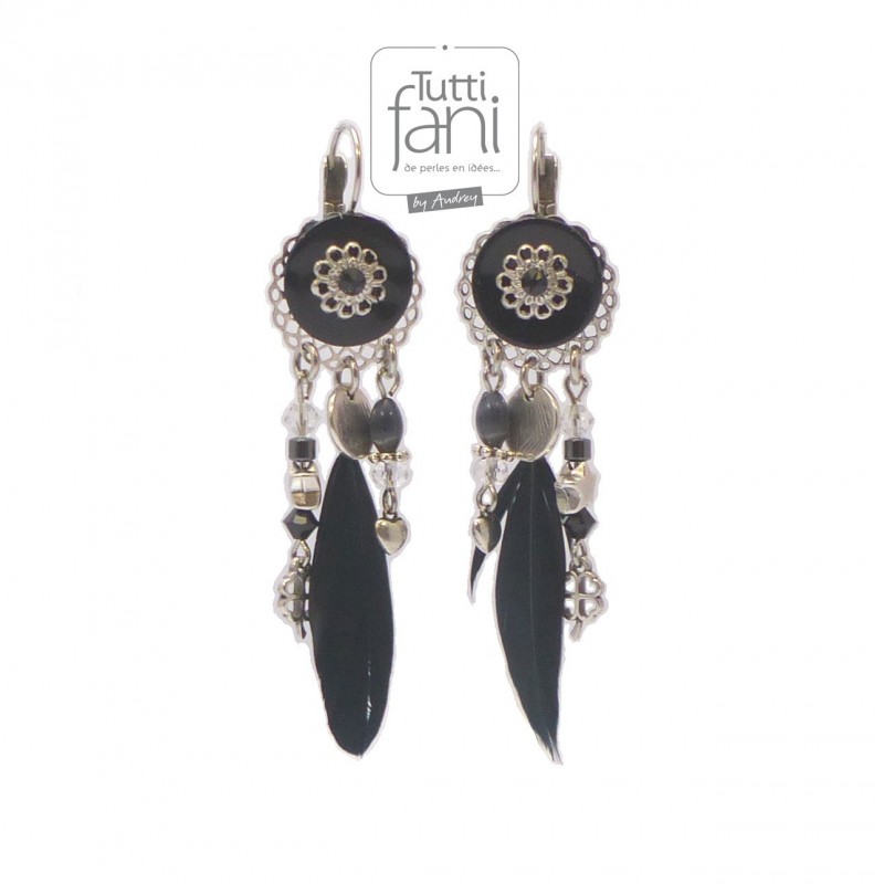 Boucles d'oreilles noires à breloques et plumes