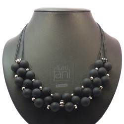 Collier perles noires entrelacées